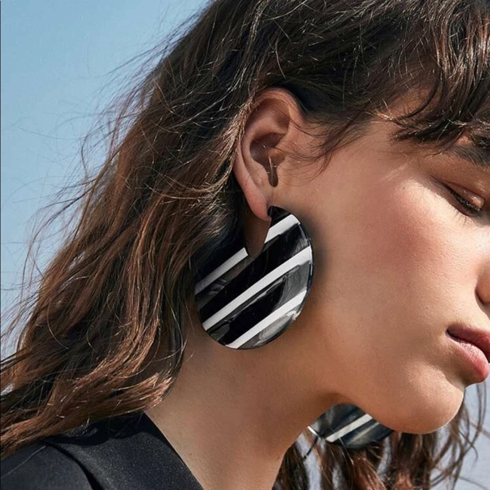 - Beautiful Large Mono chrome colored earrings - Picture 2 of 6
